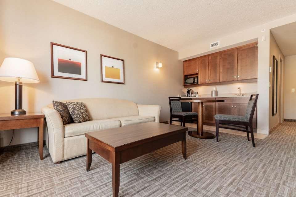 Hotel Kelowna & Conference Centre Room photo