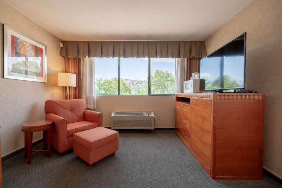 Hotel Kelowna & Conference Centre Room photo